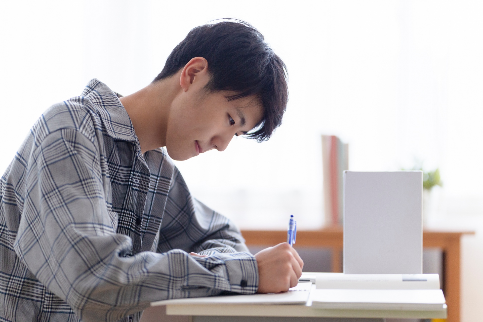 机に向かって勉強する生徒のイメージ